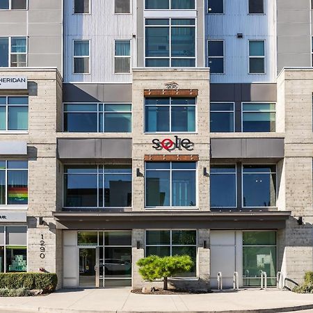 CORNER NEST - BRAND NEW LUXURY 2BED CONDO in DOWNTOWN Kelowna Exterior foto