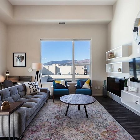 CORNER NEST - BRAND NEW LUXURY 2BED CONDO in DOWNTOWN Kelowna Exterior foto