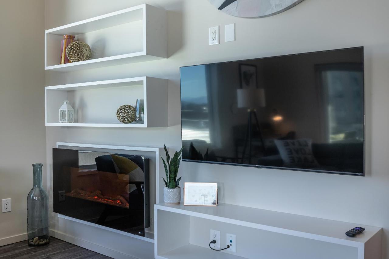CORNER NEST - BRAND NEW LUXURY 2BED CONDO in DOWNTOWN Kelowna Exterior foto