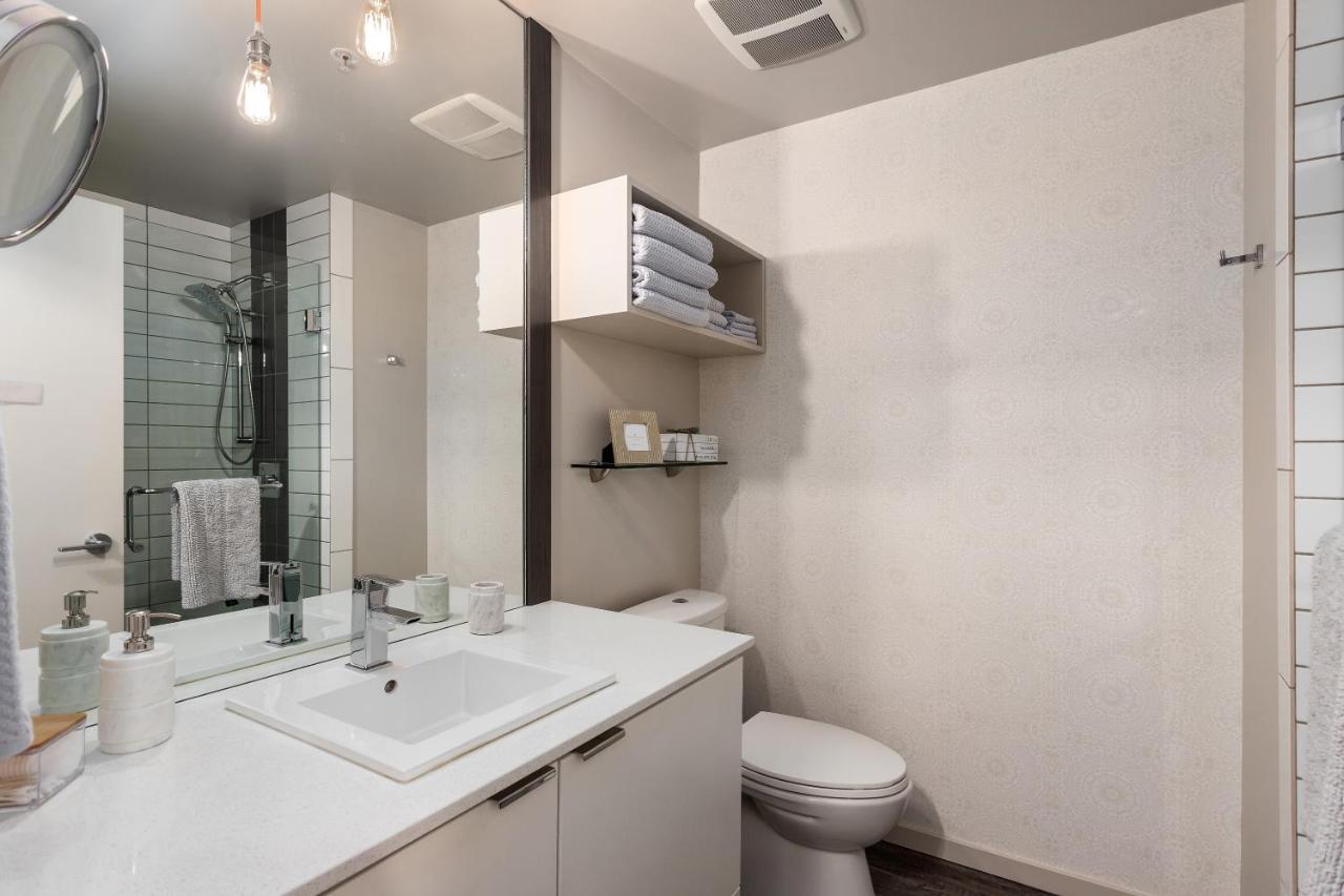 CORNER NEST - BRAND NEW LUXURY 2BED CONDO in DOWNTOWN Kelowna Exterior foto