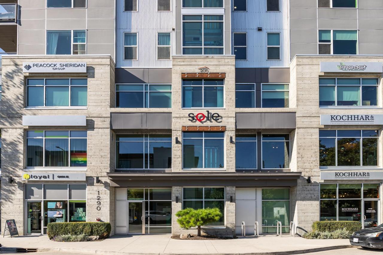 CORNER NEST - BRAND NEW LUXURY 2BED CONDO in DOWNTOWN Kelowna Exterior foto