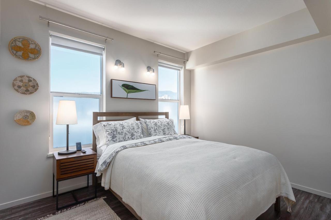 CORNER NEST - BRAND NEW LUXURY 2BED CONDO in DOWNTOWN Kelowna Exterior foto