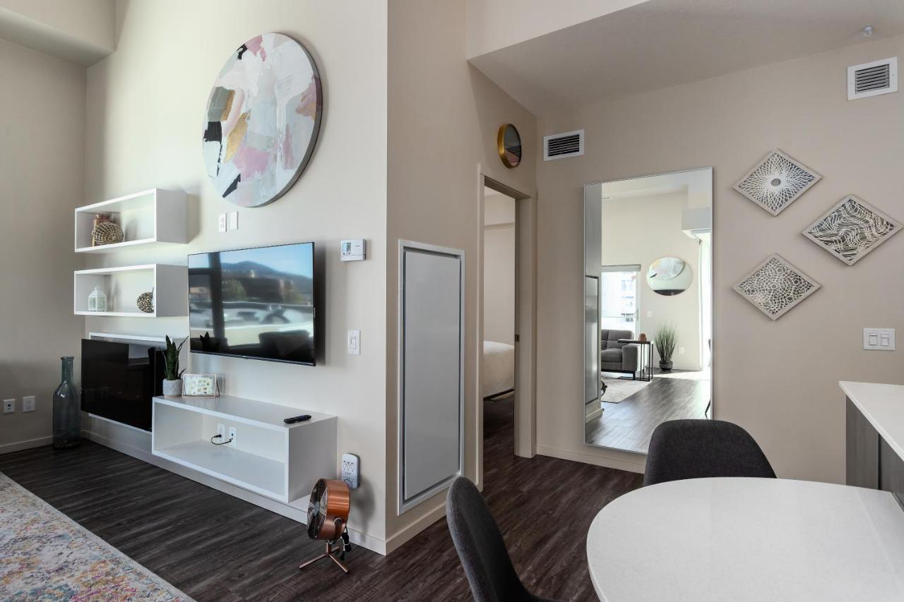 CORNER NEST - BRAND NEW LUXURY 2BED CONDO in DOWNTOWN Kelowna Exterior foto