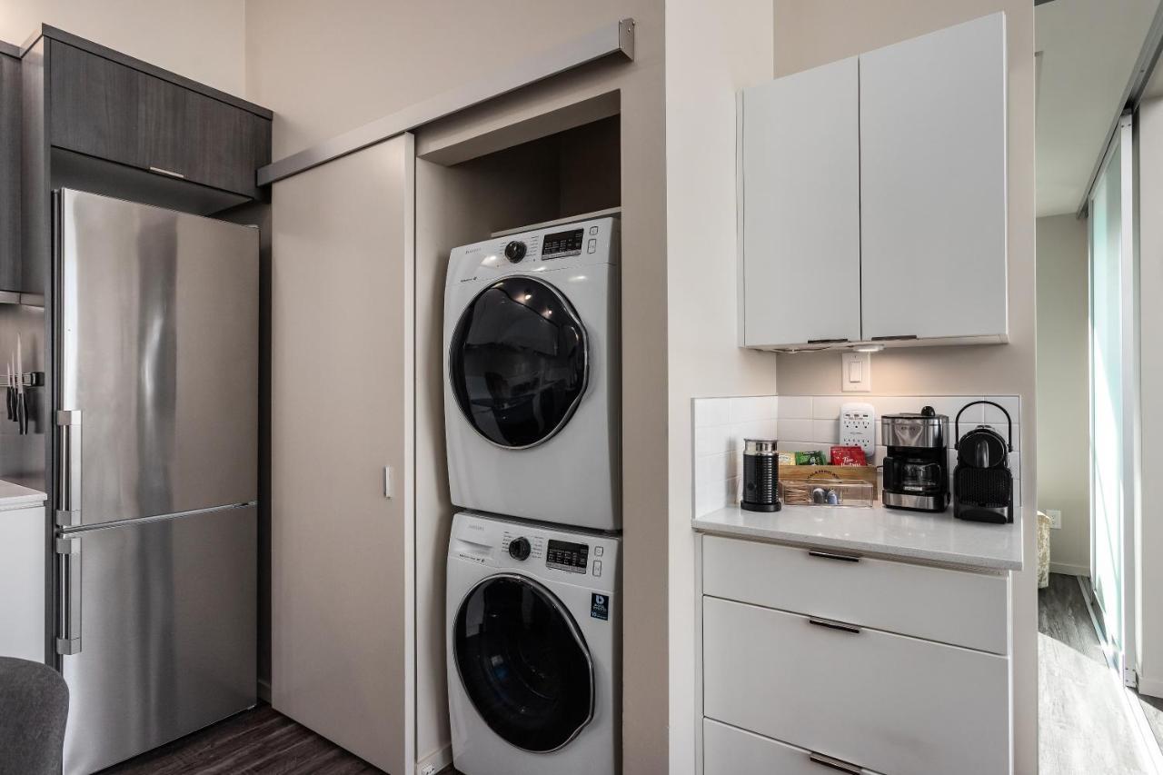 CORNER NEST - BRAND NEW LUXURY 2BED CONDO in DOWNTOWN Kelowna Exterior foto