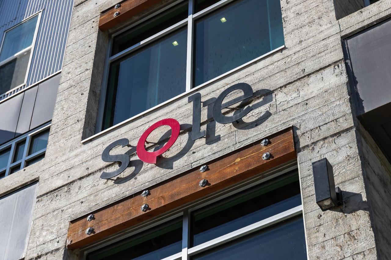 CORNER NEST - BRAND NEW LUXURY 2BED CONDO in DOWNTOWN Kelowna Exterior foto