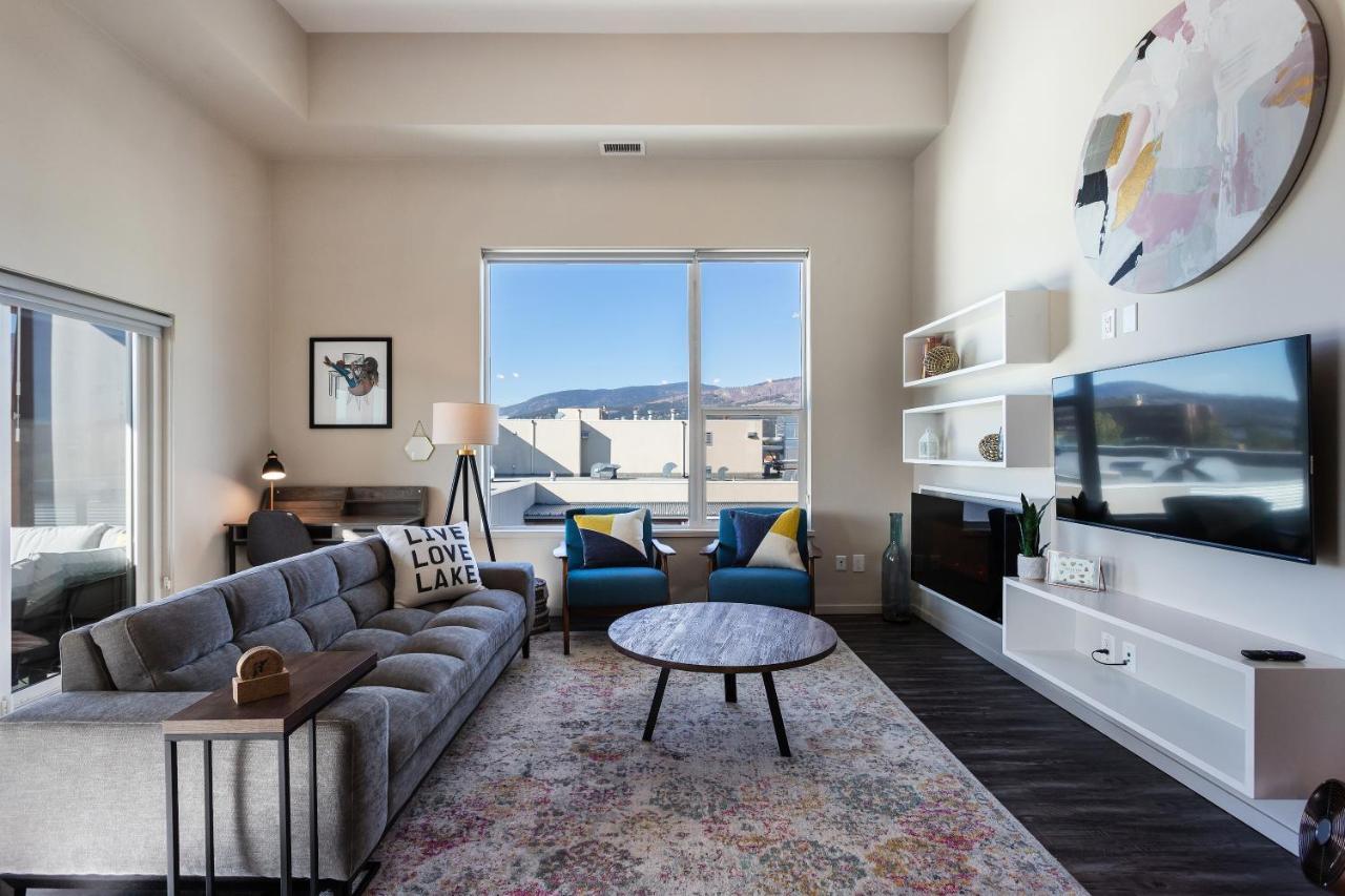 CORNER NEST - BRAND NEW LUXURY 2BED CONDO in DOWNTOWN Kelowna Exterior foto