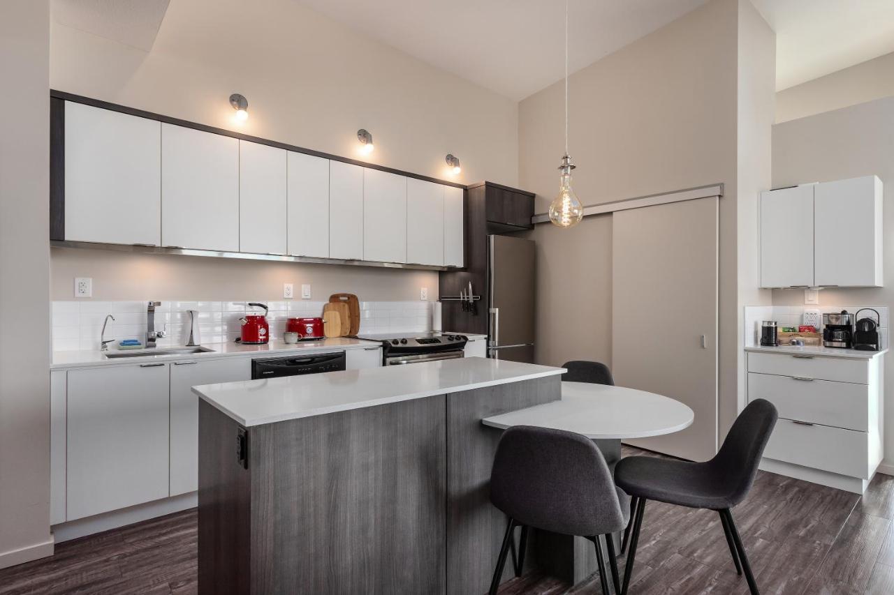 CORNER NEST - BRAND NEW LUXURY 2BED CONDO in DOWNTOWN Kelowna Exterior foto