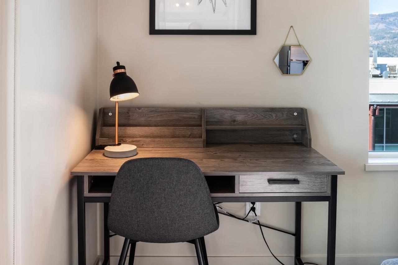 CORNER NEST - BRAND NEW LUXURY 2BED CONDO in DOWNTOWN Kelowna Exterior foto