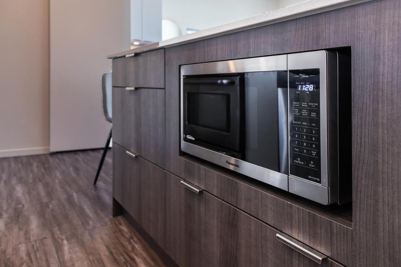 CORNER NEST - BRAND NEW LUXURY 2BED CONDO in DOWNTOWN Kelowna Exterior foto