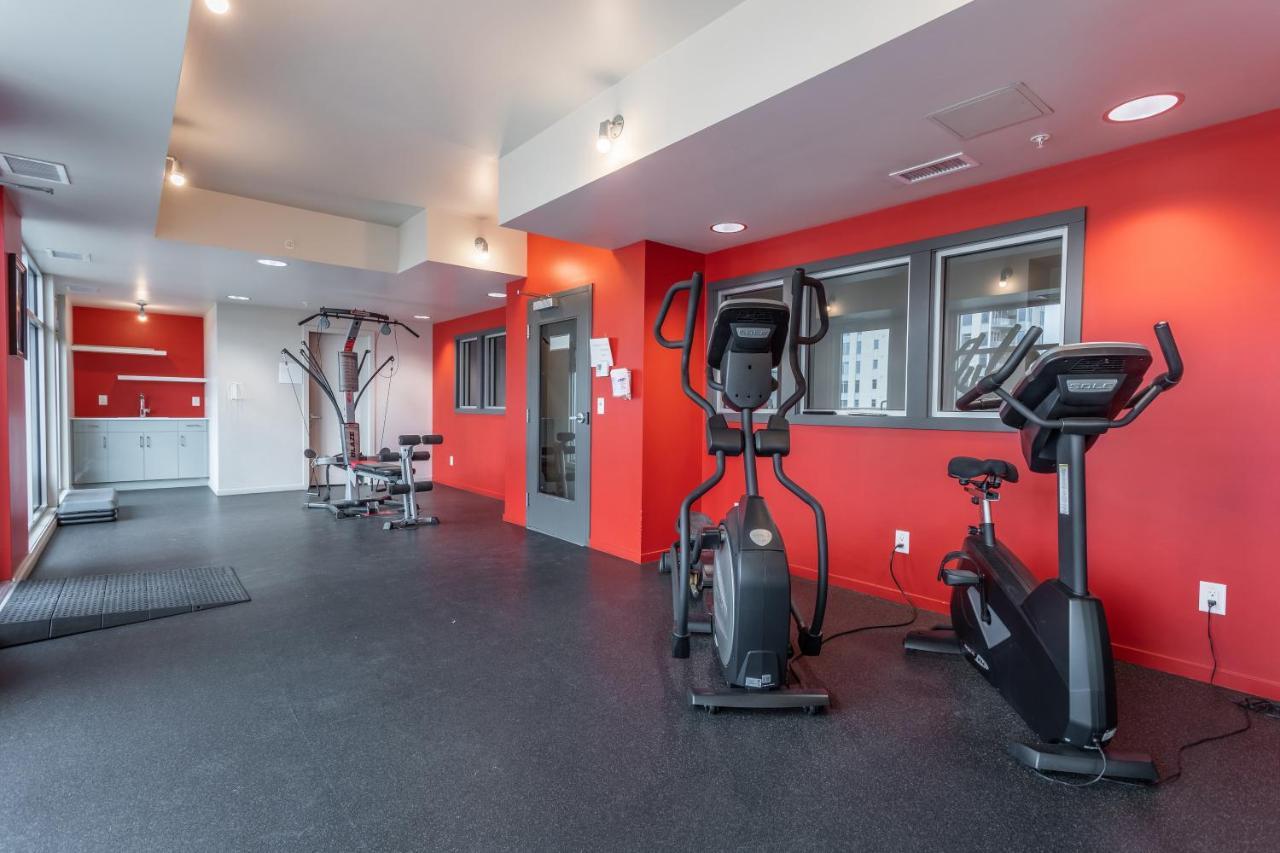 CORNER NEST - BRAND NEW LUXURY 2BED CONDO in DOWNTOWN Kelowna Exterior foto